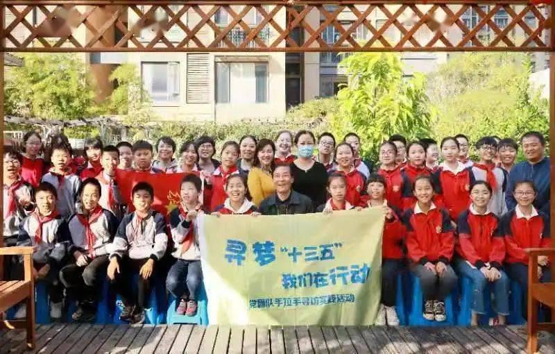盐城首次发现！摄影师拍到红交嘴雀