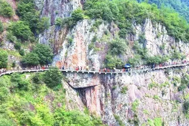 单亲爸爸带15岁孤独症儿子摆摊：希望大家多了解、包容、关爱孤独症群体